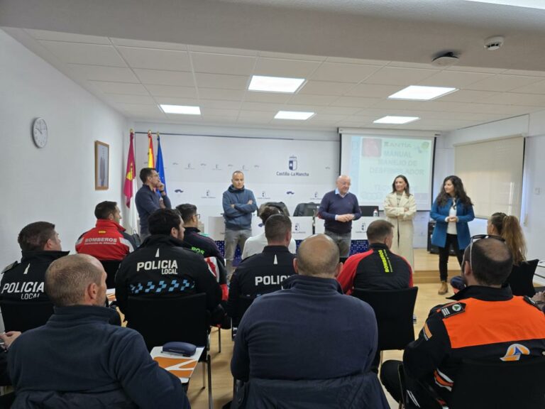 Más de una veintena de integrantes de grupos de intervención en emergencias se forman en reanimación cardiopulmonar y utilización del desfibrilador automático