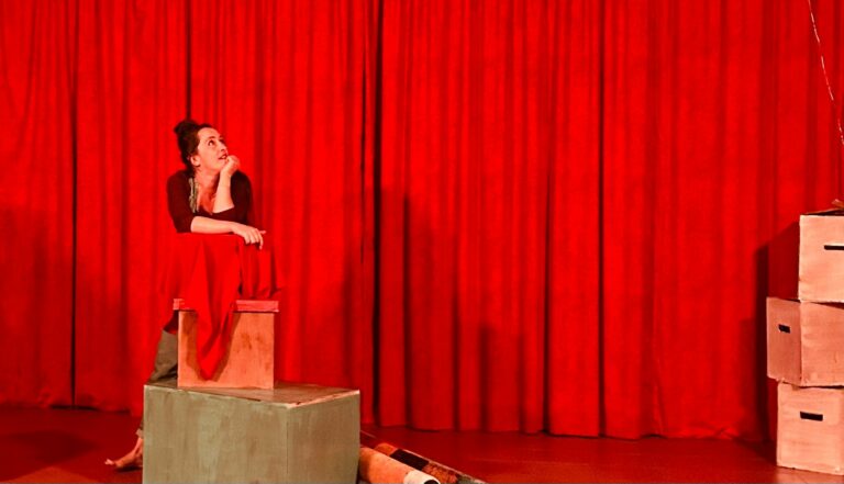 Elena Mora Sanroma desborda el Centro Social de Las Casas con su espectáculo ‘Descalza’