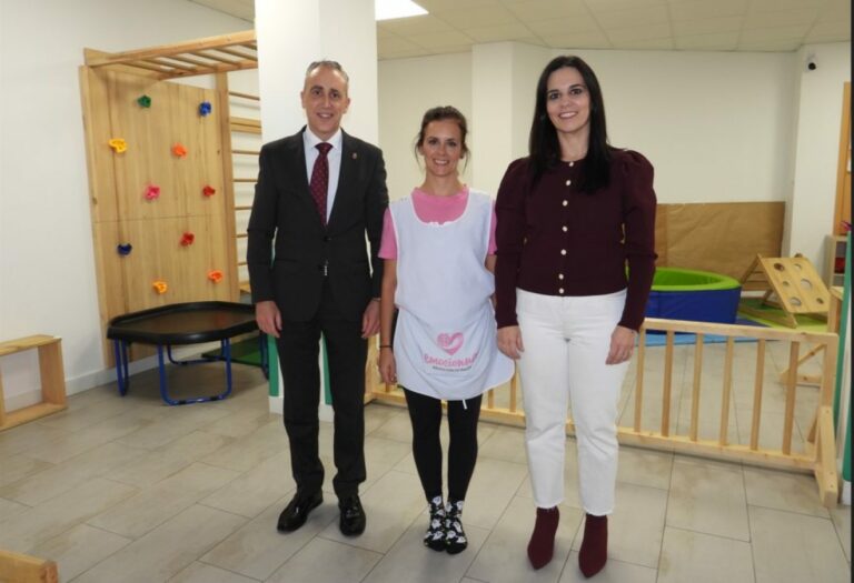 El alcalde de Puertollano elogia la labor educativa y social del centro infantil «EmocioNNA»