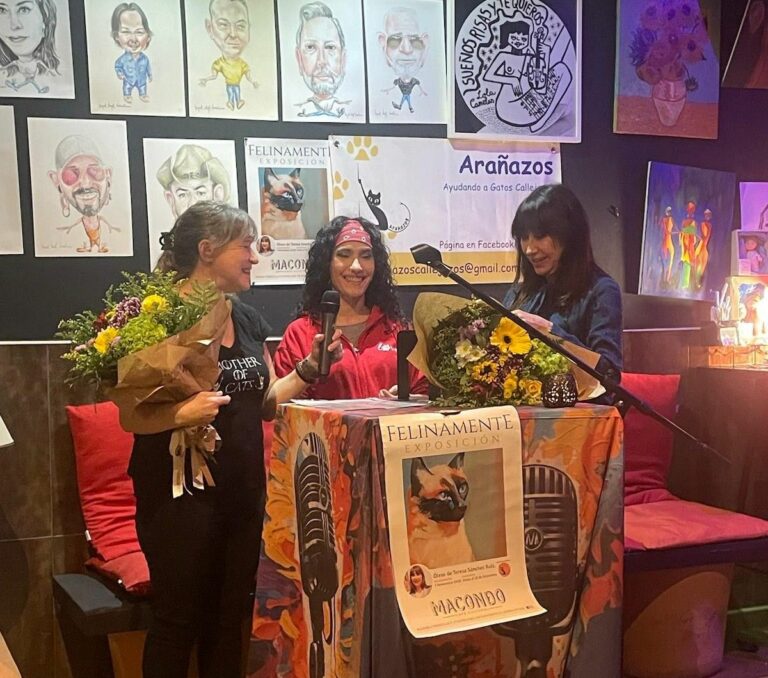 Puertollano: Teresa Sánchez Ruiz inaugura su exposición «Felinamente» en Macondo Café Cultural