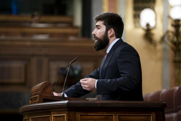 Vox ve el Estatuto C-LM «una nueva estafa del bipartidismo» y escenifica rompiendo un folio lo que hará Abascal con él