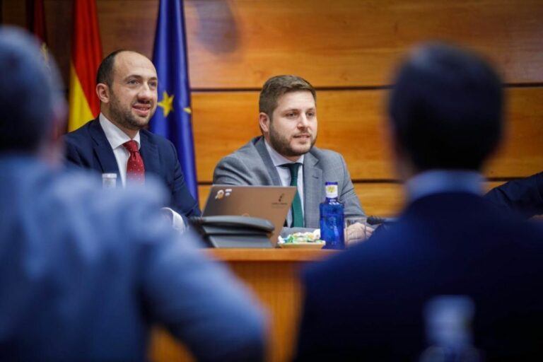 Fomento apuesta por movilidad y vivienda con 475 millones para 2026 y la oposición critica la «falta de inversiones»