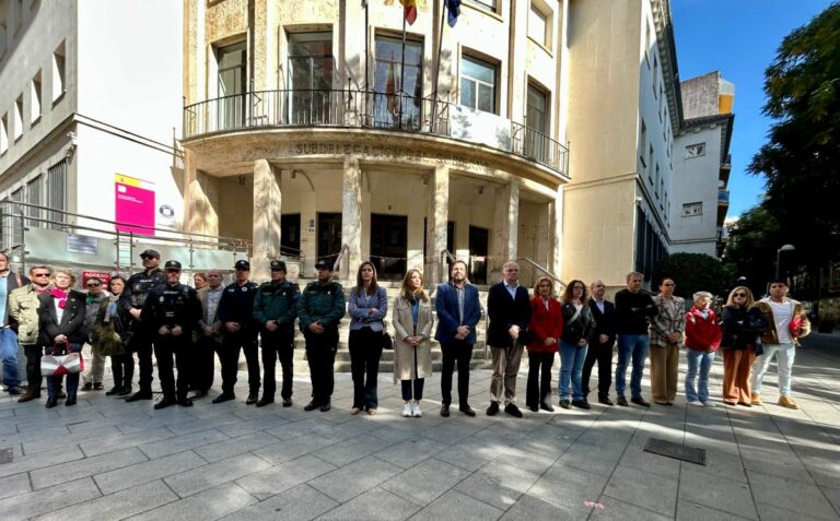 La Subdelegación del Gobierno en Ciudad Real guarda un minuto de silencio por las dos mujeres asesinadas por violencia machista en Huelva y Alicante