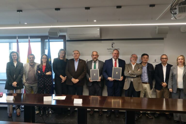 Gobierno regional y UCLM desarrollarán estudios técnicos sobre costes de producción para que agricultores y ganaderos defiendan mejor el valor de sus productos