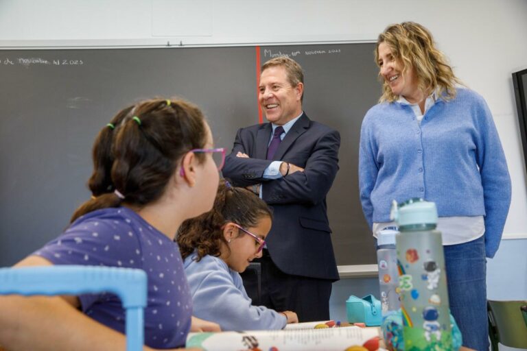 El Gobierno regional publicará antes de finalizar el mes la convocatoria para estancias formativas del profesorado de FP en empresas y centros