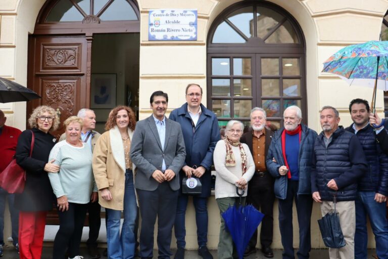 El Gobierno regional reivindica la contribución de los alcaldes que iniciaron con la democracia los servicios, los derechos y el bienestar