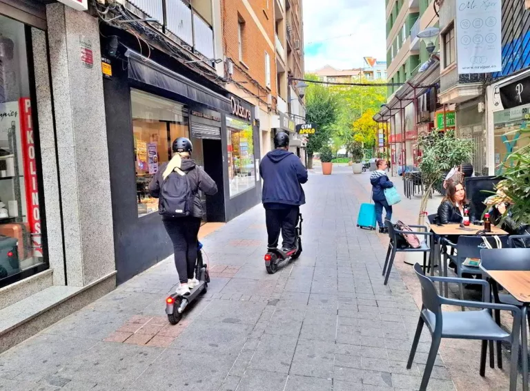 Inminente entrada en vigor de la normativa de patinetes en Puertollano: obligatorio casco, seguro y circular por la calzada