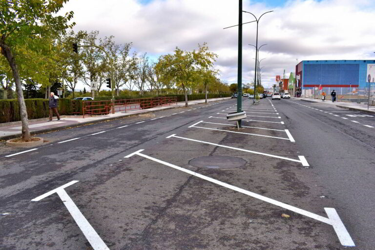 El Ayuntamiento de Puertollano refuerza la seguridad vial con el pintado de paso de peatones, rotondas y señalizaciones