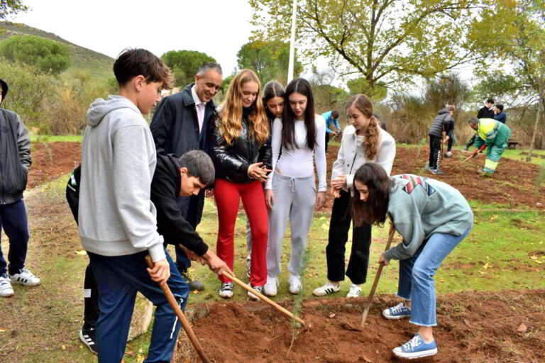 Puertollano: Estudiantes de Salesianos dan vida a la Dehesa Boyal con la plantación de ochenta pinos