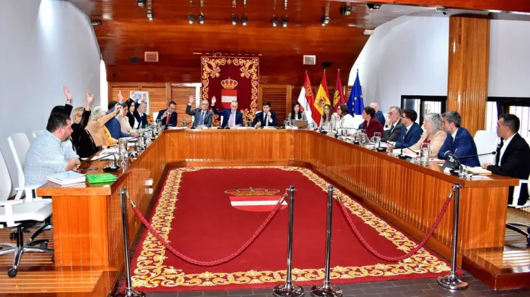 Puertollano: Una desconcertada IU salva el presupuesto del PP acusando de «ataque de cuernos» a Vox