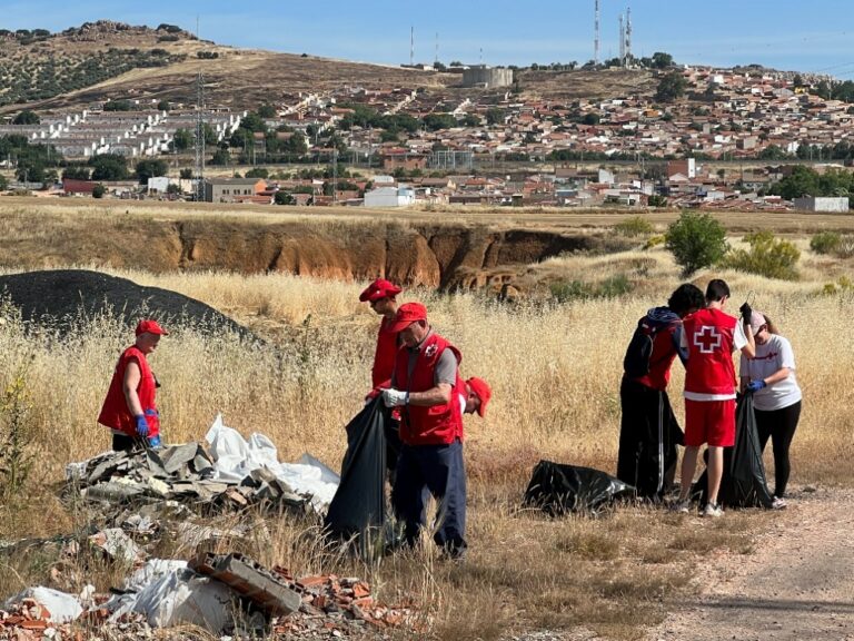 Cruz Roja recogerá basuraleza en Ciudad Real, Puertollano y otros puntos de la provincia en una nueva campaña 1m2 de LIBERA