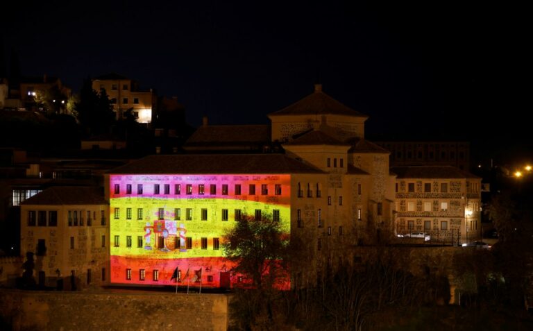 Las Cortes iluminan su fachada este fin de semana para celebrar la Constitución