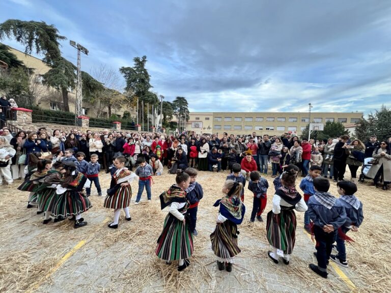 Gran ambiente navideño y cientos de familias en el multitudinario belén viviente de Salesianos Puertollano