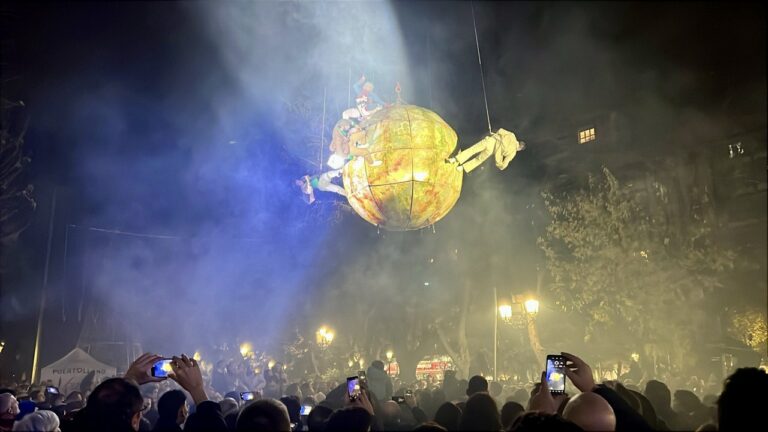 «La envidia de Vigo»: Un espectacular montaje sideral a 40 metros de altura inaugura la Navidad en Puertollano