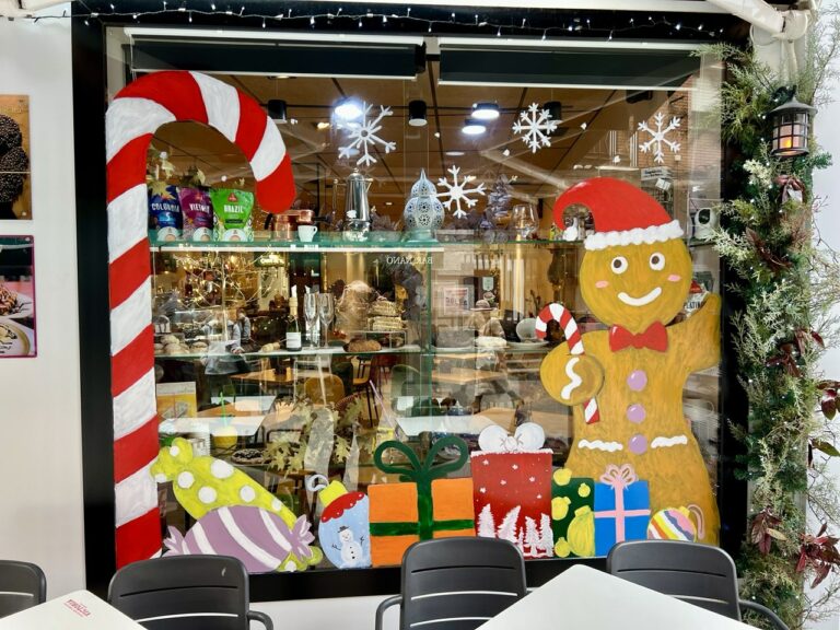 Puertollano: La pequeña Sofía Bravo deja de caramelo el escaparate navideño de «La Dulce Bruja»