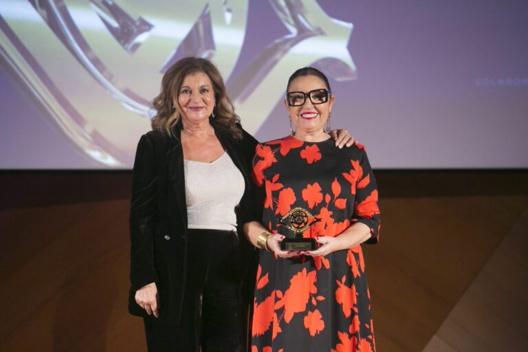 Idoia Bilbao, jefa de contenidos de CMM, recibe el Premio Talento de la Academia de la Televisión