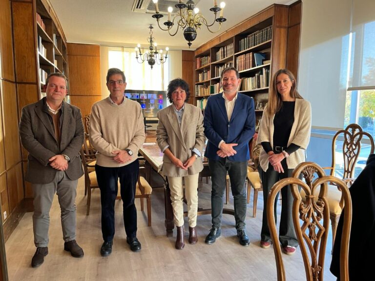 El subdelegado del Gobierno y la jefa de la Unidad contra la Violencia sobre la Mujer refuerzan con el Colegio Provincial de Farmacéuticos la adhesión a la red de farmacias Puntos Violeta