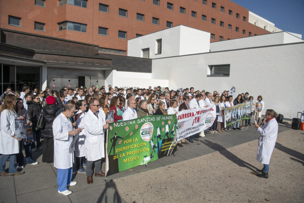Concentración médicos en huelga en el Hospital de Ciudad Real - 1