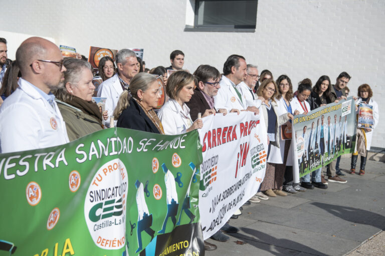 Los médicos en huelga homenajean a la doctora agredida en Puertollano