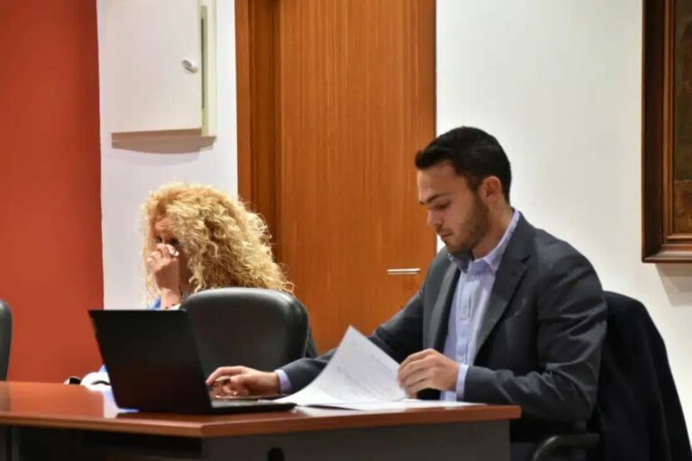 Torralba: Vox denuncia «contrataciones a dedo y una ordenanza de tráfico que puede sancionar tomar el fresco»