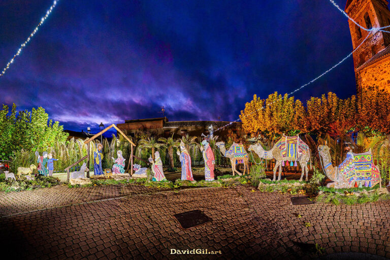 El portal de Belén «único» creado con 90.000 chapas de botellas por el grupo vecinal ‘Argamasilla de Calatrava Arte en la Calle’