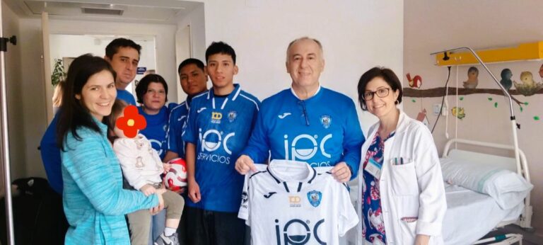 El IPC Servicios/Ciudad de Puertollano FS lleva la ilusión y sus colores al Hospital Santa Bárbara