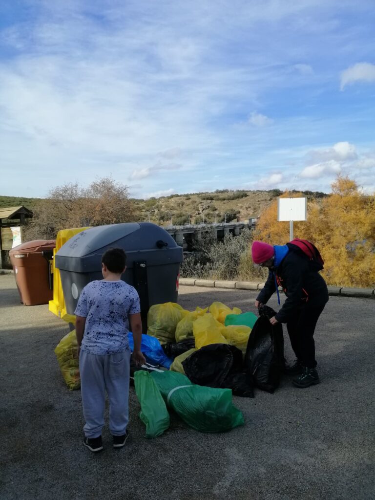 SOLMAN retira más de 60 kilos de basura del embalse del Vicario