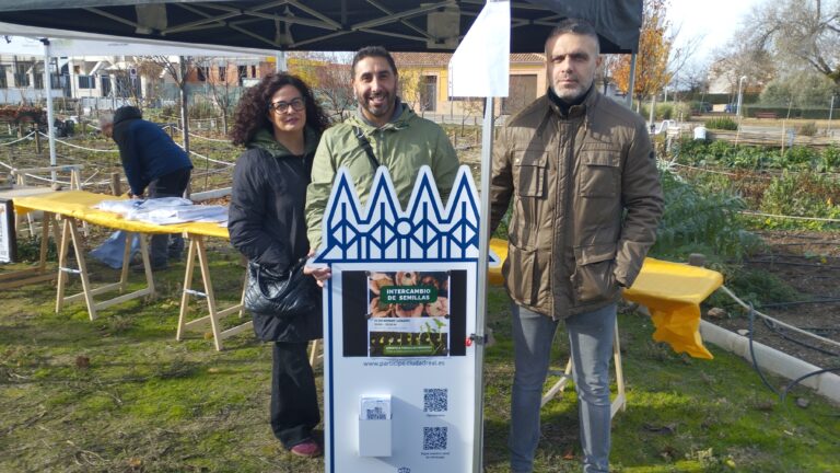 Intercambio de semillas en el huerto urbano ecológico de la calle Sol