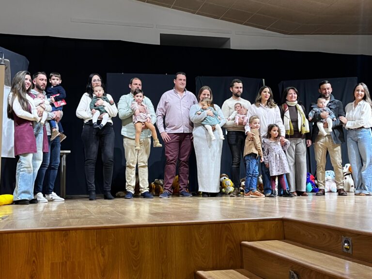 Villamanrique apadrina a los cinco bebés que han nacido este año en el pueblo en un acto con versos y música