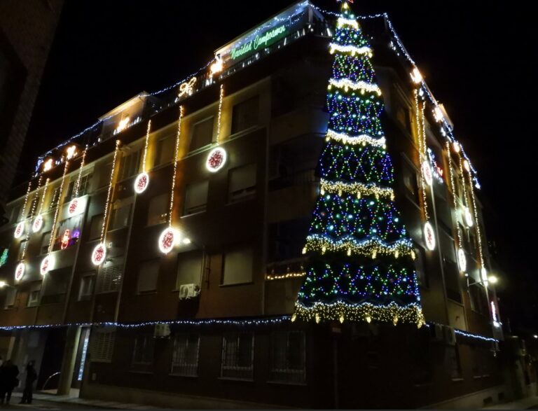 Puertollano: La comunidad de vecinos de Campoamor 10 vuelve a deslumbrar con su espectacular iluminación navideña
