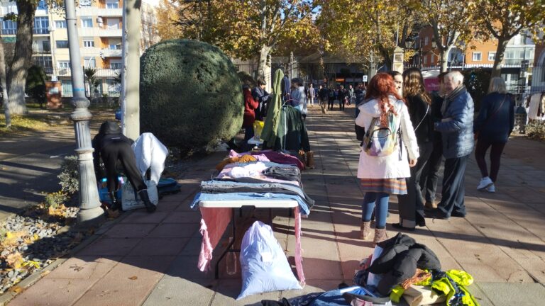 La Red de Apoyo Popular de Ciudad Real instala su primer mercadillo solidario navideño