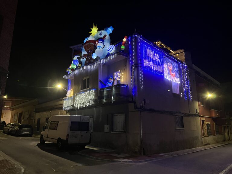 Puertollano: Los vecinos de Menéndez Pelayo se superan con su sorprendente decoración navideña