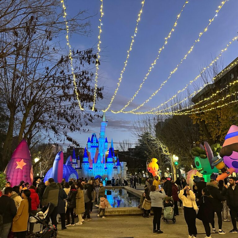 Puertollano: Cientos de familias disfrutan de la Ciudad Disney “Dracolandia” en el Paseo de San Gregorio