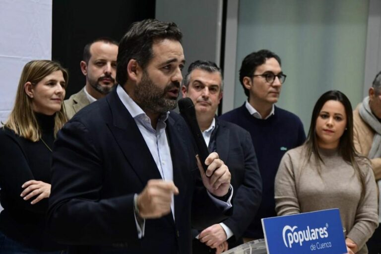Núñez reprocha a Page su “doble discurso” y le insta a dejar de apuntalar a Pedro Sánchez: “Muy crítico en público, pero sosteniéndolo con sus votos”