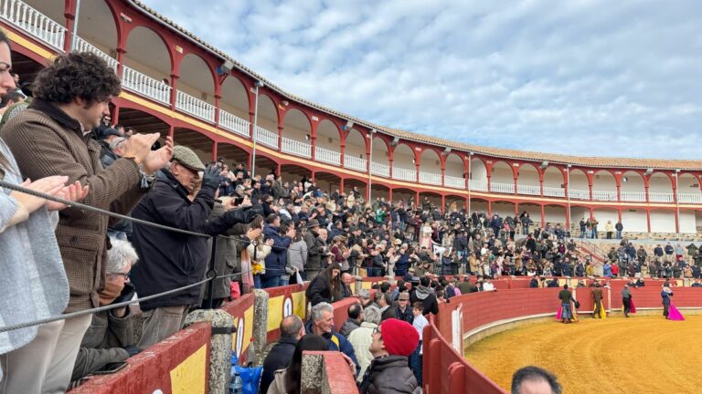 Centenares de aficionados asisten a un tentadero «benéfico» en la Plaza de Toros de Ciudad Real