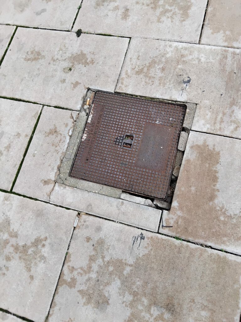 Puertollano: Advierten de tapas y baldosas deterioradas en la calle Ancha