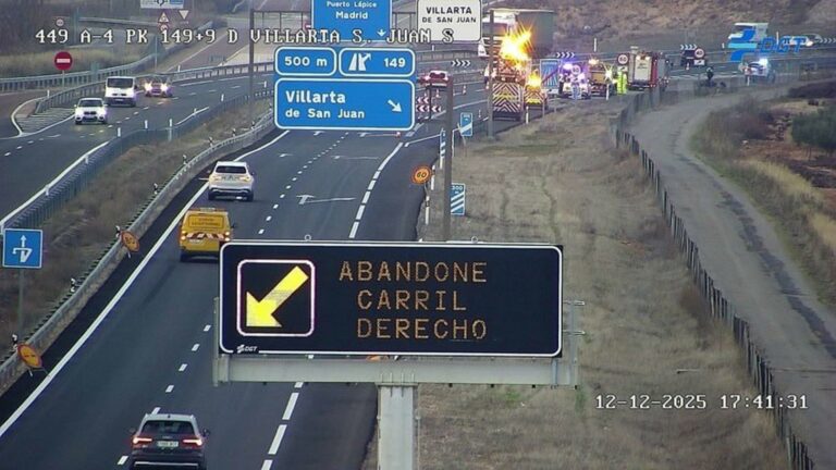 Muere una persona tras una colisión entre un turismo y un camión en la A-4 en Villarta de San Juan