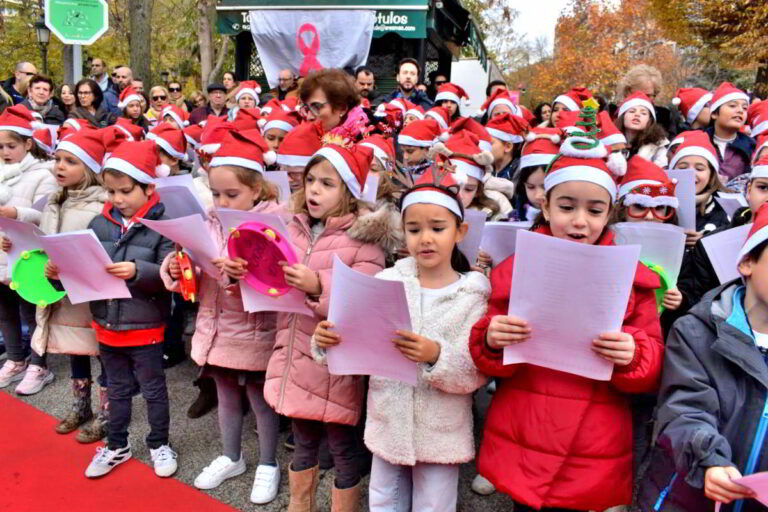 Puertollano: El árbol navideño de Santa Águeda homenajea a la profesora Sarai Molina