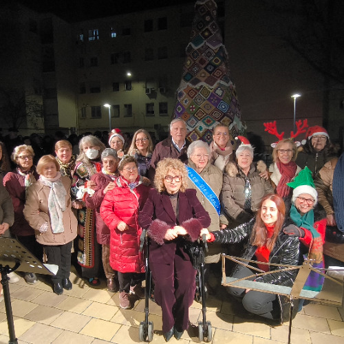 El barrio de Los Ángeles vive su encendido navideño con un gran árbol de ganchillo