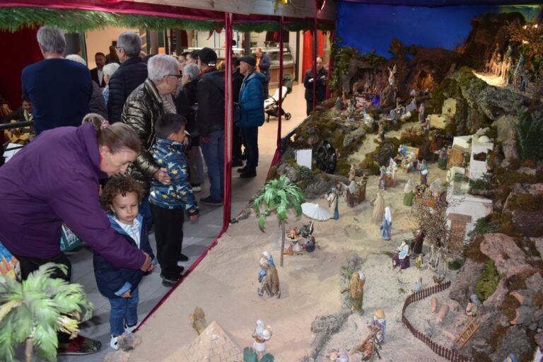 Puertollano: La familia García de las Bayonas vuelve a exhibir su soberbio belén en el mercado municipal