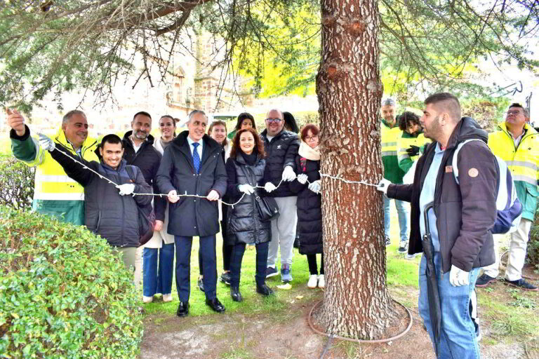 Puertollano: Los chicos y chicas de Fundación Fuente Agria y Fertiberia iluminan el entorno de la parroquia de la Asunción