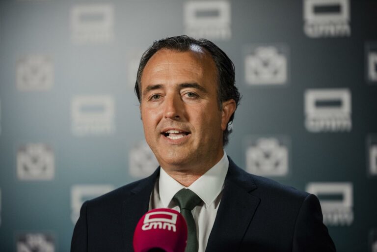 Vox C-LM señala el acercamiento entre Page y Feijóo y advierte de «acuerdos ocultos» entre PP y PSOE