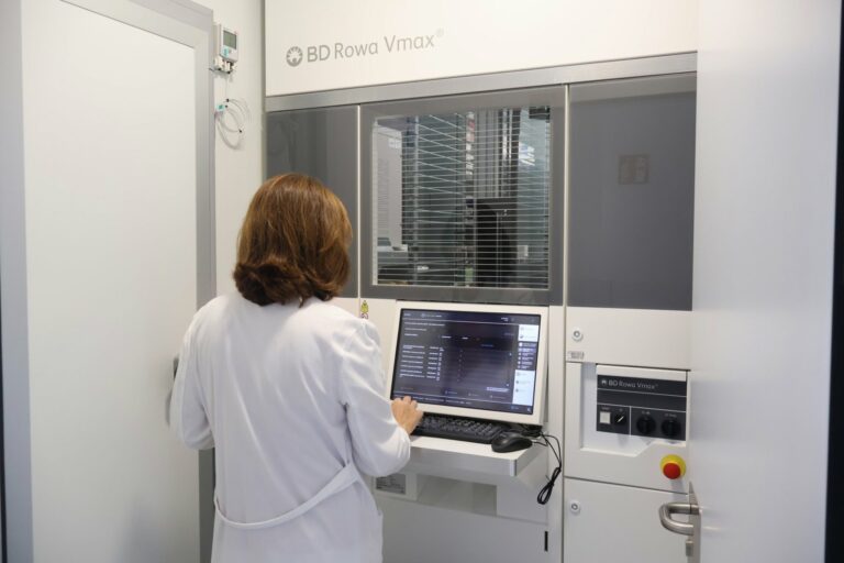 El suministro de energía de todos los centros del Sescam tendrá una inversión de 50,5 millones y será «100% renovable»