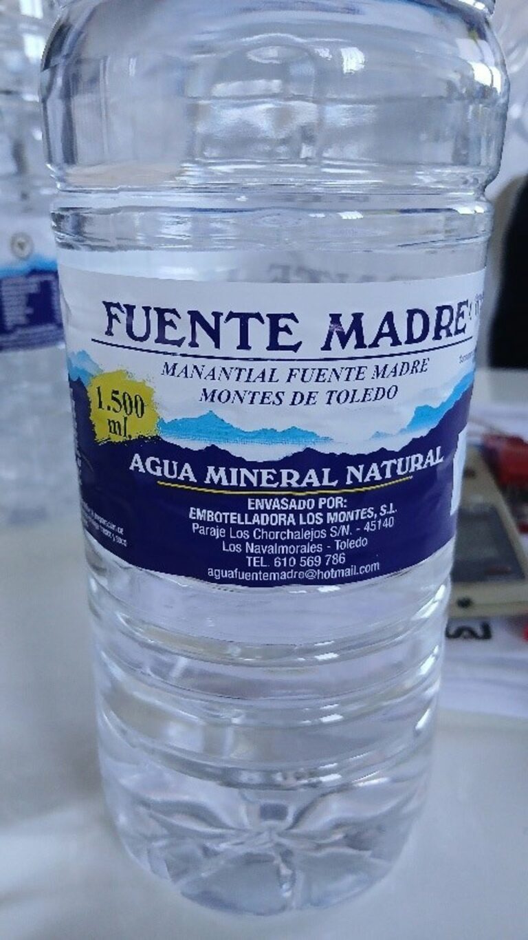 La AESAN amplía la alerta por presencia de ‘Pseudomonas aeruginosa’ en lotes de agua mineral de la marca Fuente Madre