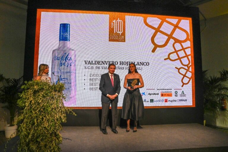 Planas entrega el galardón al mejor aceite de oliva virgen extra de España a la cooperativa de Colival de Valdepeñas