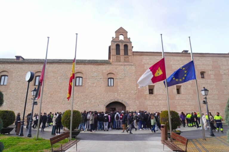 Torrijos llora la muerte de la vecina presuntamente asesinada por su pareja reclamando unidad por la violencia machista