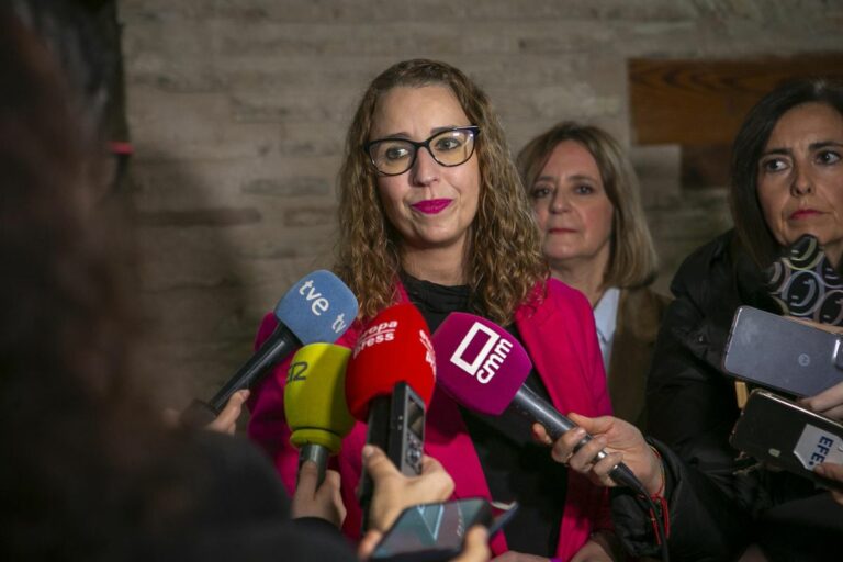 Coordinadora Izquierda Socialista PSOE C-LM pide a Page destituir a Simón y amenaza con llevarla al Comité de Garantías