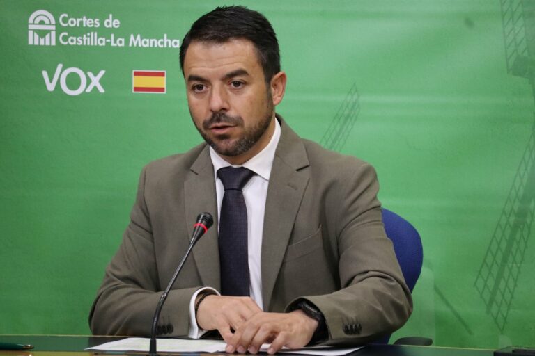 Vox cuestiona motivos de Simón con sus declaraciones: «¿Por qué tarda nueve años en cantar y sólo horas en rectificar?»