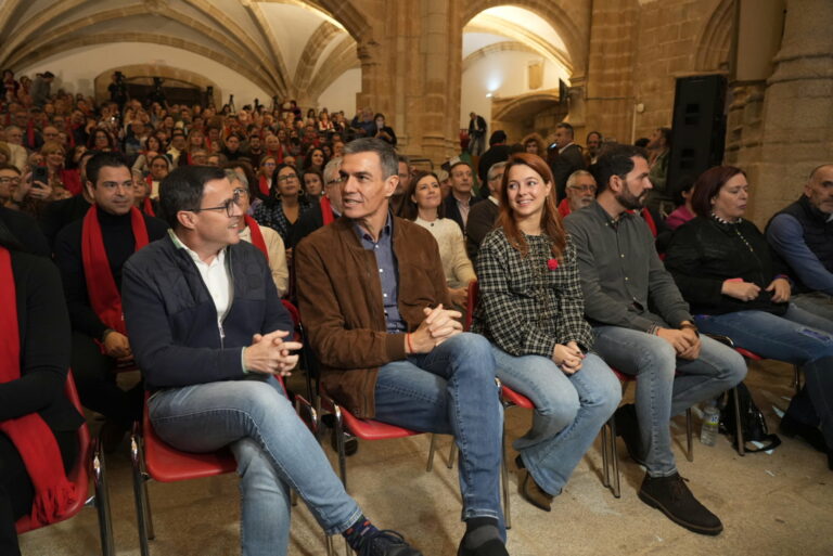 Feijóo asesta un golpe a Sánchez con la debacle del PSOE extremeño pero no logra frenar a Vox, que se dispara