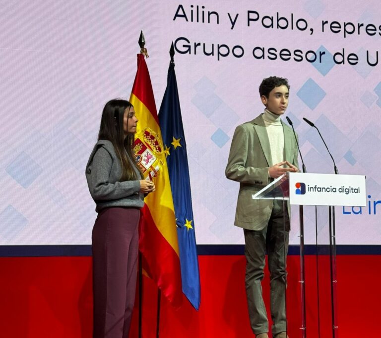 Pablo, vocal del Consejo Infantil de Puertollano, participa en la presentación del informe de UNICEF España sobre el impacto de la tecnología